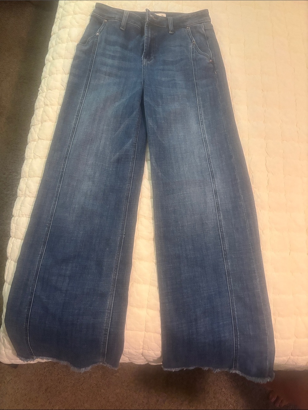 High-Rise Wide-Leg Jeans raw hem in Blue Denim
